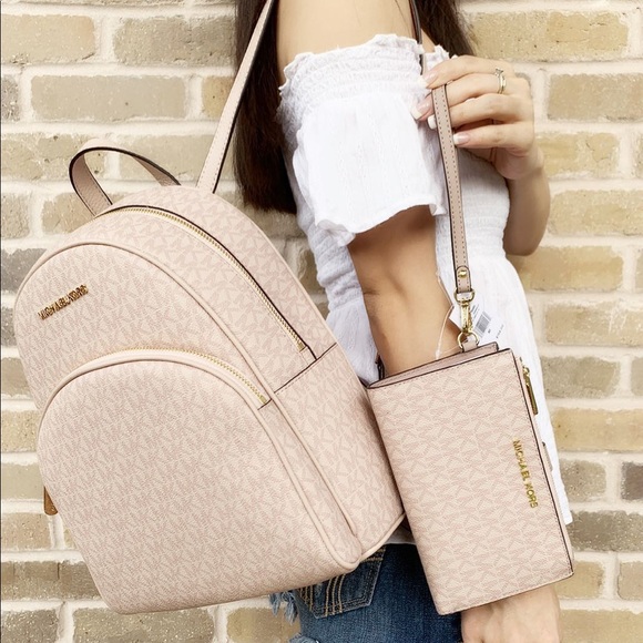 SET👜💕-Michael Kors Backpack & Wallet/Wristlet - Picture 2 of 6